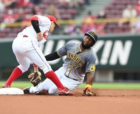 　１回、けん制で飛び出し挟殺される一走・ロハス（撮影・飯室逸平）