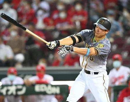 　９回、遊ゴロに倒れる佐藤輝（撮影・飯室逸平）