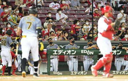 ９回表阪神２死一、二塁、代打・阪神・糸井が空振り三振に倒れて試合終了。ベンチで肩を落とす阪神・矢野監督（中央左）＝マツダスタジアム（撮影・立川洋一郎）