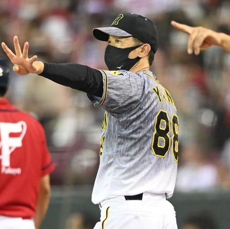 　５回、選手交代を告げる矢野監督（撮影・飯室逸平）