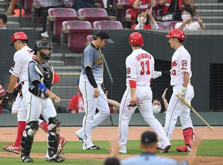 　２回、菊池涼に２点適時打を許し肩を落とす西勇と梅野のバッテリー（撮影・田中太一）