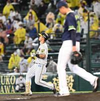 　７回、左飛に倒れる佐藤輝