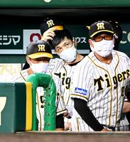 　ベンチから戦況を見守る矢野監督