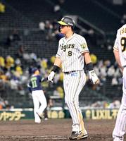 　７回、佐藤輝は左飛に倒れベンチに戻る