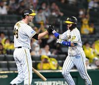 　６回、奥川から先制ソロを放った梅野はガンケルに迎えられる