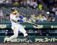 　６回、梅野は左越えに先制ソロを放つ