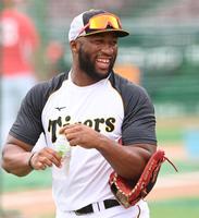 　１軍に合流し、笑顔で練習に汗を流すロハス（撮影・飯室逸平）