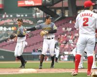 　試合前のシートノックで三塁を守る佐藤輝（撮影・飯室逸平）