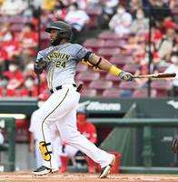 　１回、中前打を放つロハス（撮影・飯室逸平）