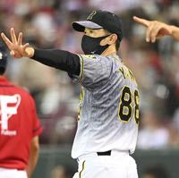 　５回、選手交代を告げる矢野監督（撮影・飯室逸平）