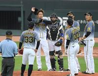 　２回、広島打線の猛攻を浴び、険しい表情の西勇と梅野のバッテリー（撮影・田中太一）