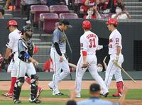 　２回、菊池涼に２点適時打を許し肩を落とす西勇と梅野のバッテリー（撮影・田中太一）