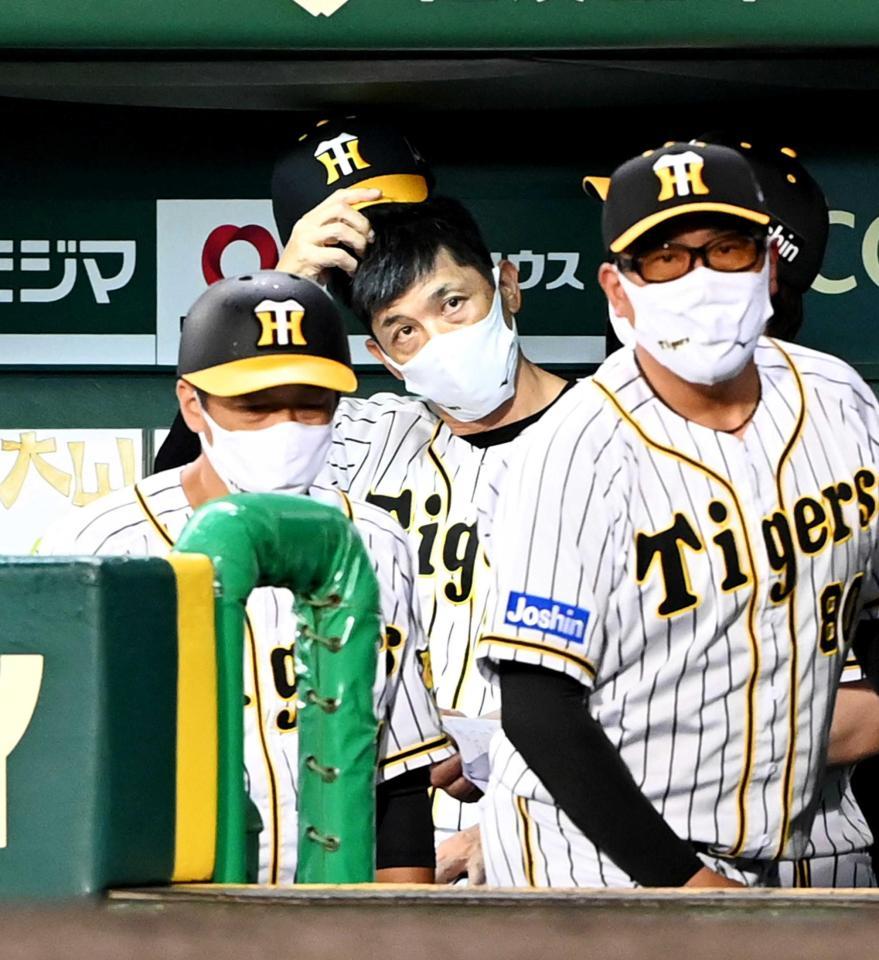 　ベンチから戦況を見守る矢野監督