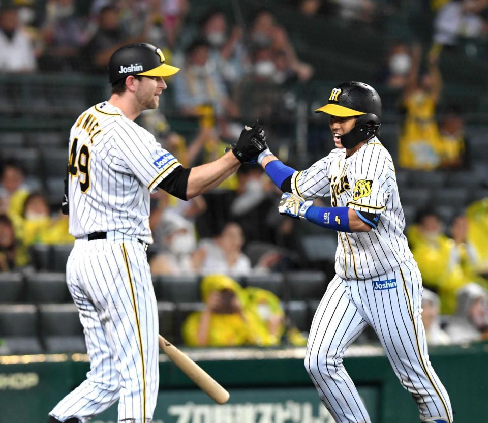 　６回、奥川から先制ソロを放った梅野はガンケルに迎えられる