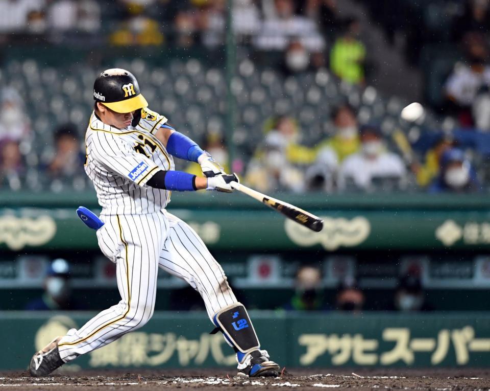 　６回、梅野は左越えに先制ソロを放つ