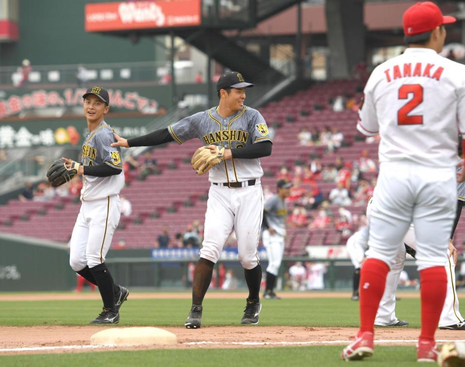 　試合前のシートノックで三塁を守る佐藤輝（撮影・飯室逸平）