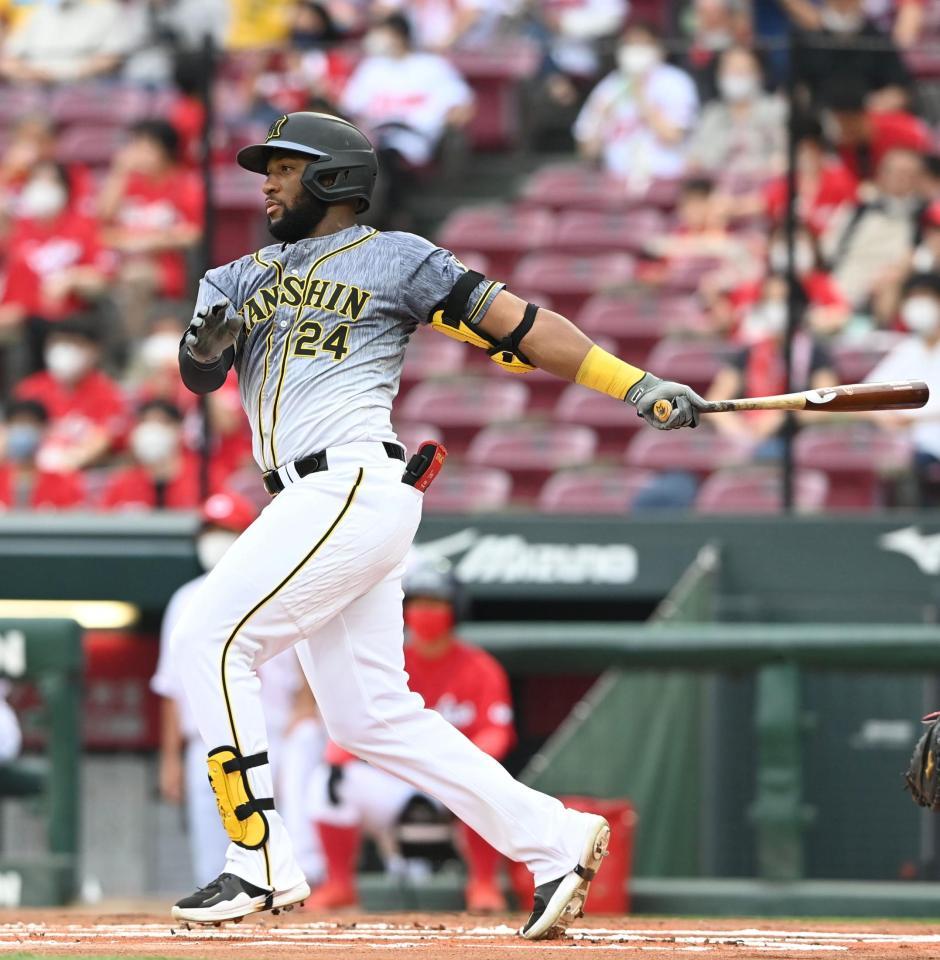 　１回、中前打を放つロハス（撮影・飯室逸平）