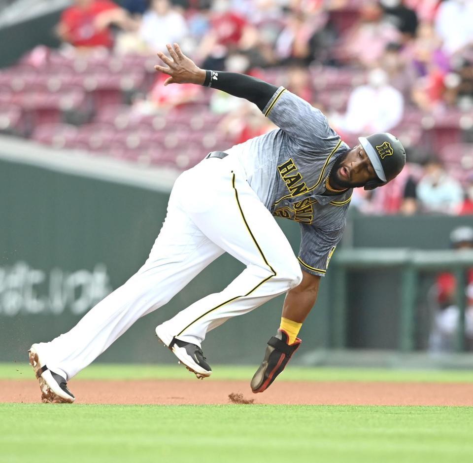 　１回、けん制で飛び出し挟殺される一走・ロハス（撮影・飯室逸平）