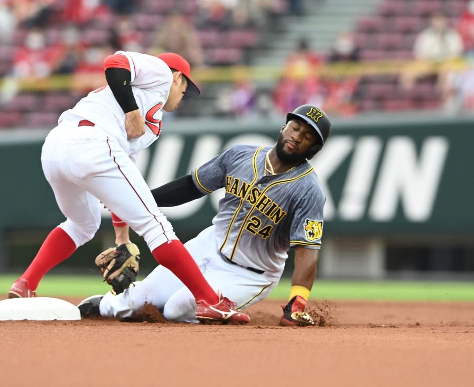 　１回、けん制で飛び出し挟殺される一走・ロハス（撮影・飯室逸平）