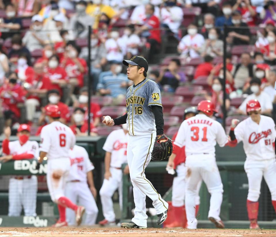 　２回、カープ打線につかまり、ぼう然とする西勇（撮影・飯室逸平）