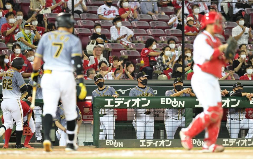 ９回表阪神２死一、二塁、代打・阪神・糸井が空振り三振に倒れて試合終了。ベンチで肩を落とす阪神・矢野監督（中央左）＝マツダスタジアム（撮影・立川洋一郎）