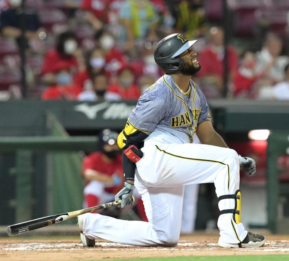 　８回、空振り三振に倒れて膝をつくロハス（撮影・立川洋一郎）