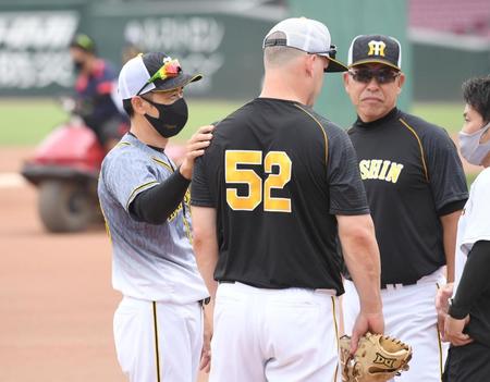 　練習中、サンズに声をかける矢野監督（左）