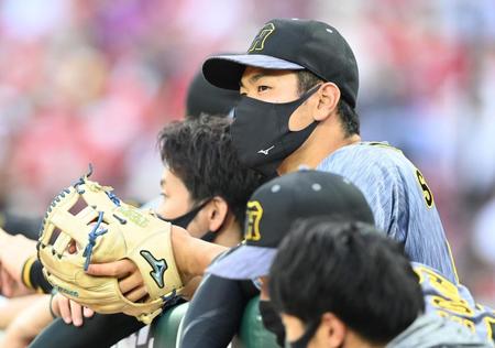 　ベンチで戦況を見守る佐藤輝