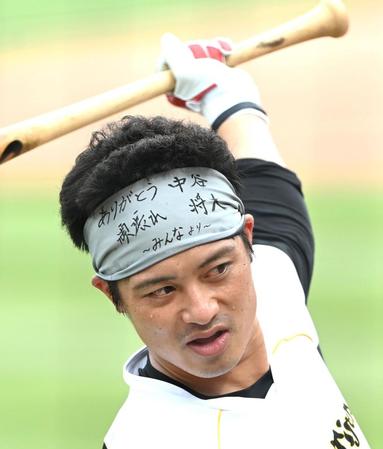 　中谷へのメッセージを書いたバンダナを巻き、練習に汗を流す坂本（撮影・飯室逸平）