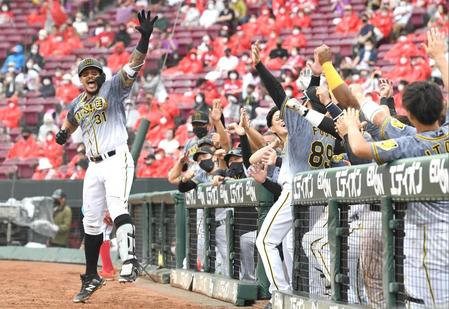 　７回、１４号をソロを放ち「特製メダル」をかけ「ラパンパラ」を決めるマルテ（撮影・飯室逸平）