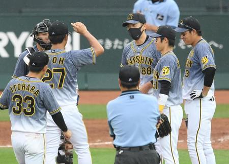 　７回、ピンチを迎えた伊藤将のもとへ駆け寄りげきを飛ばす矢野監督（右から３人目）＝撮影・田中太一