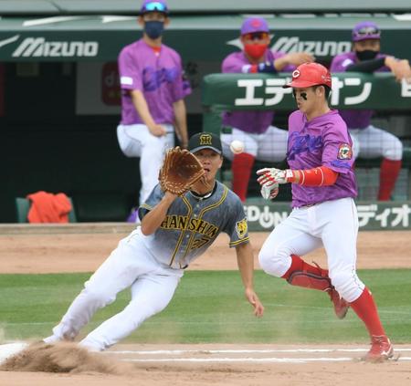 　１回、小園を一塁ゴロに打ち取りベースカバーに走る伊藤将（撮影・田中太一）