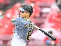 　８回、猛打賞となる右前打を放つ佐藤輝（撮影・飯室逸平）