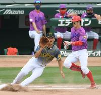 　１回、小園を一塁ゴロに打ち取りベースカバーに走る伊藤将（撮影・田中太一）