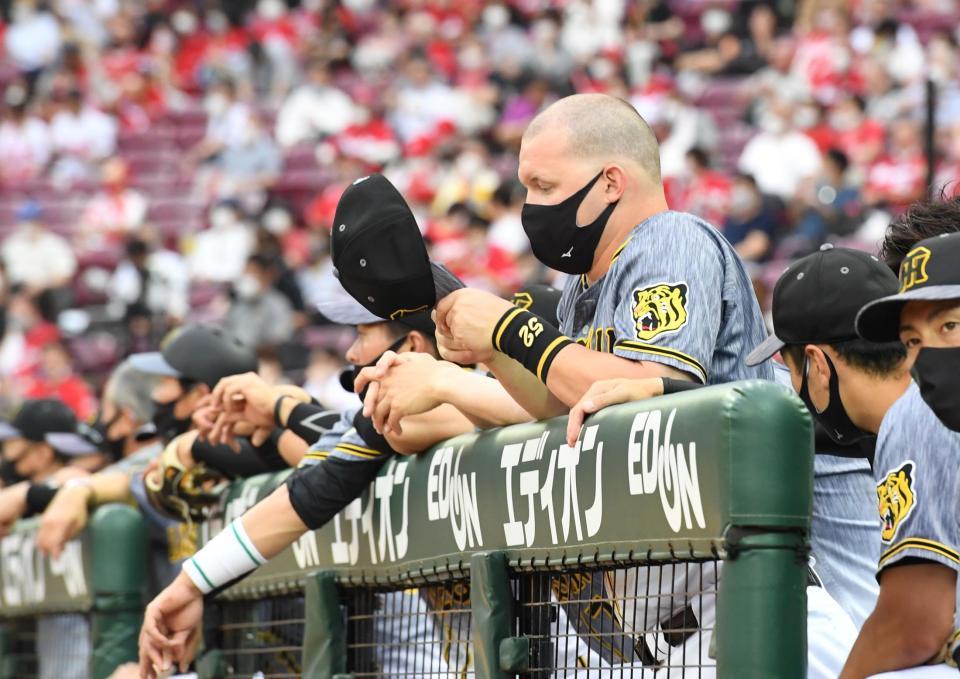 　スタメンを外れ、ベンチで戦況を見守るサンズ