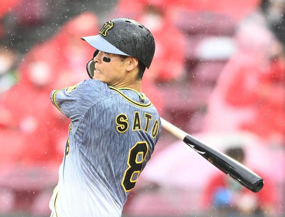 　８回、猛打賞となる右前打を放つ佐藤輝（撮影・飯室逸平）