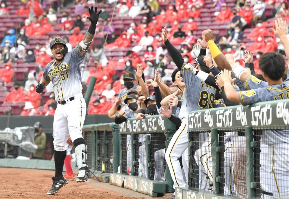 　７回、１４号をソロを放ち「特製メダル」をかけ「ラパンパラ」を決めるマルテ（撮影・飯室逸平）