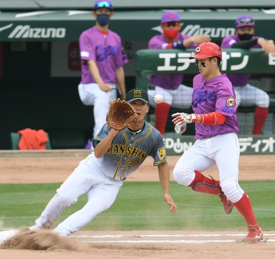 　１回、小園を一塁ゴロに打ち取りベースカバーに走る伊藤将（撮影・田中太一）