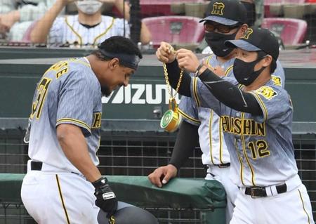 　７回、ソロを放ったマルテは坂本から特製メダルをもらう（撮影・田中太一）