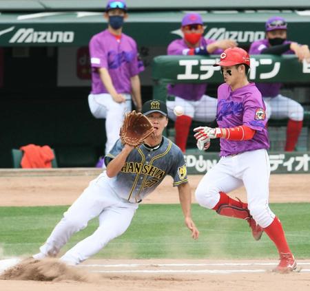 　１回、小園を一塁ゴロに打ち取りベースカバーに走る伊藤将（撮影・田中太一）