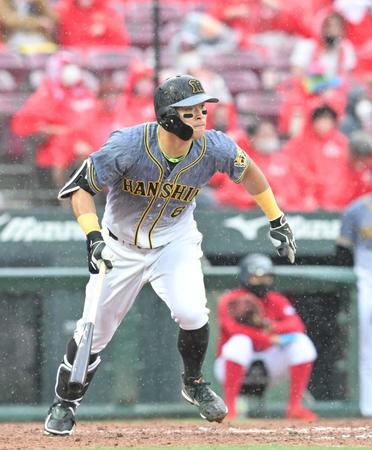 　８回、右前打を放つ佐藤輝（撮影・立川洋一郎）