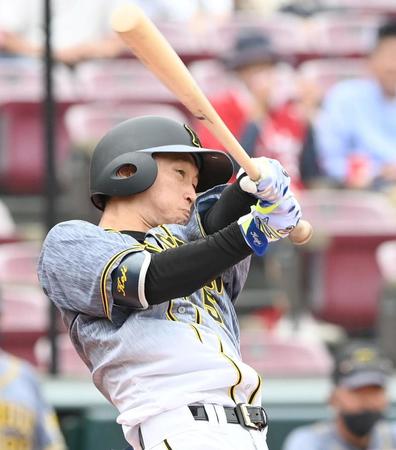 　１回、三塁打を放つ近本（撮影・飯室逸平）