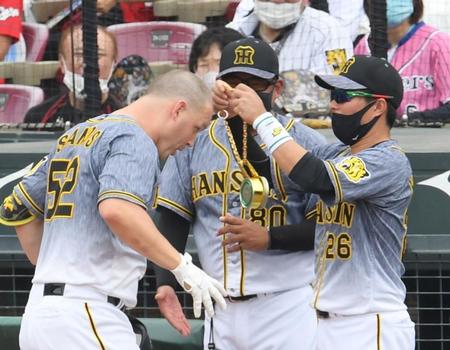 　３回、２ランを放ったサンズは前日のマルテに続き特製メダルをもらう（撮影・田中太一）