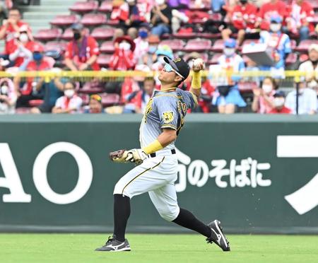 　４回、林の右前打を素早く処理し好返球、三塁を狙った一走・長野を刺す佐藤輝（撮影・飯室逸平）