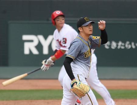 　５回、坂倉に逆転適時打を許す岩貞（撮影・田中太一）