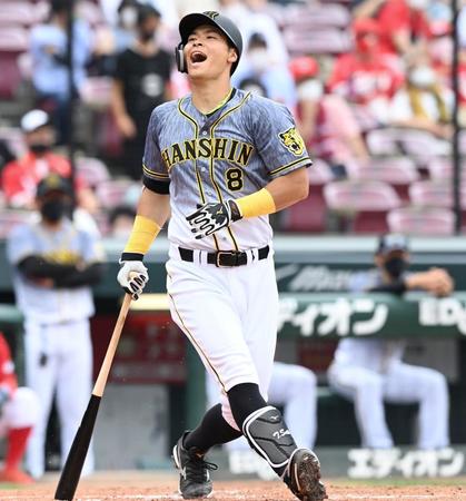 　５回、空振りし大きく声を開け悔しがる佐藤輝。その後空振り三振に倒れる（撮影・飯室逸平）