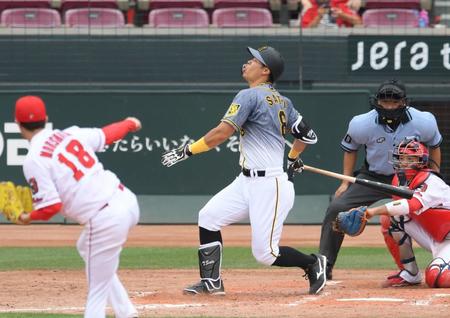 　５回、満塁の場面で空振り三振に倒れる佐藤輝（撮影・田中太一）