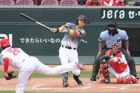 　９回、５打席連続三振を喫する佐藤輝（撮影・田中太一）