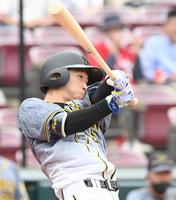 　１回、三塁打を放つ近本（撮影・飯室逸平）