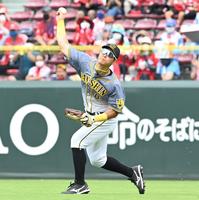 　４回、林の右前打を素早く処理し好返球、三塁を狙った一走・長野を刺す佐藤輝（撮影・飯室逸平）